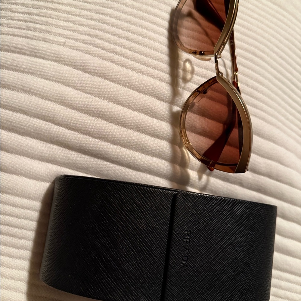 Elegant Prada Cat Eye Sunglasses - Picture 5 of 7